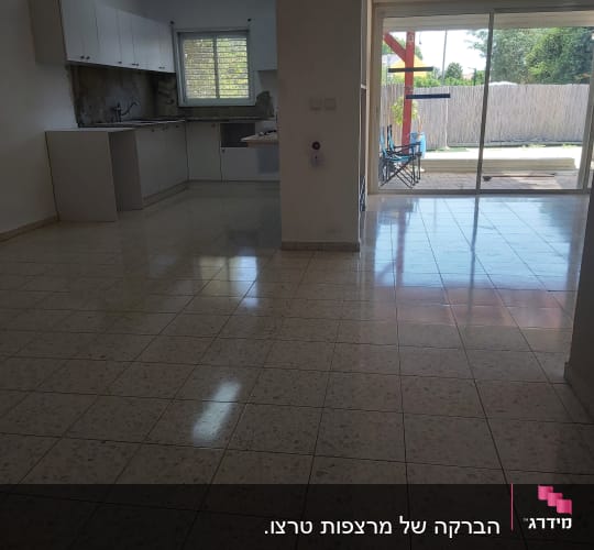 רצפה נקייה ומבריקה במטבח ריק